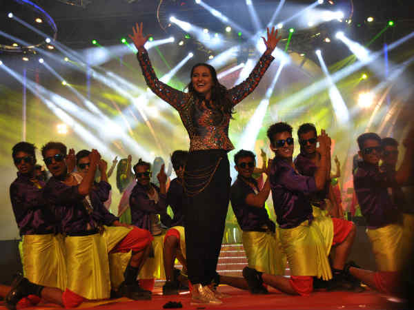 सोनाक्षी ने भी बिखेरी छटा