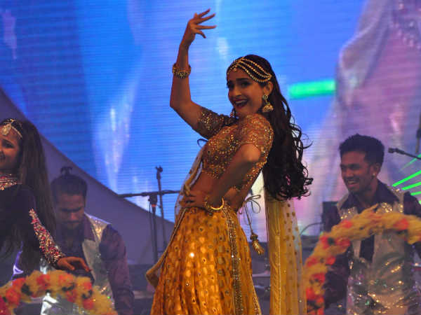 सोनम ने लगाये ठुमके