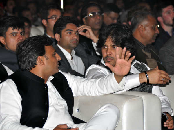 अखिलेश कलाकारों के साथ