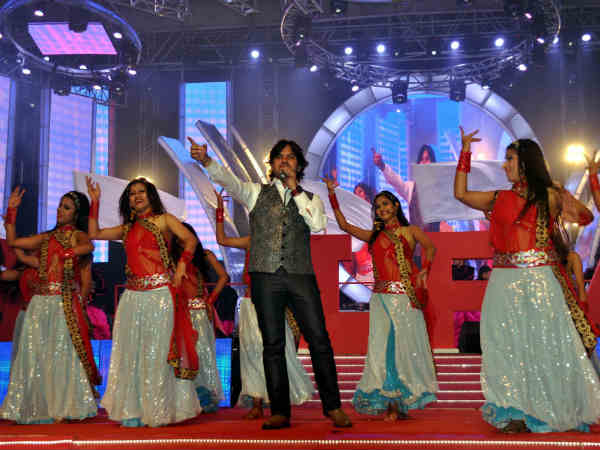 संगीतमय प्रस्तुति देते जावेद अळी