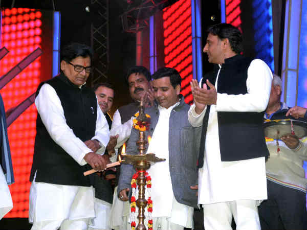 सांसद धर्मेंद्र यादव व रामगोपाल यादव