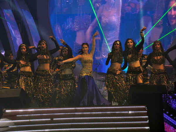 प्रस्तुति देती ऐली एबराम