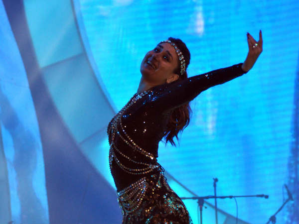 कई गीतों पर करीना ने दी प्रस्तुति