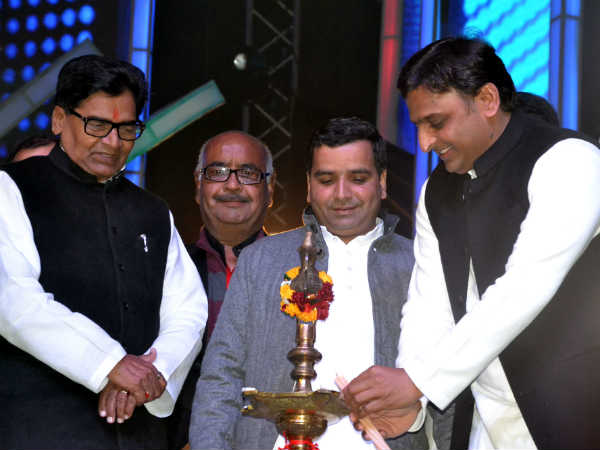 कार्यक्रम का उद्घाटनन करते अखिलेश