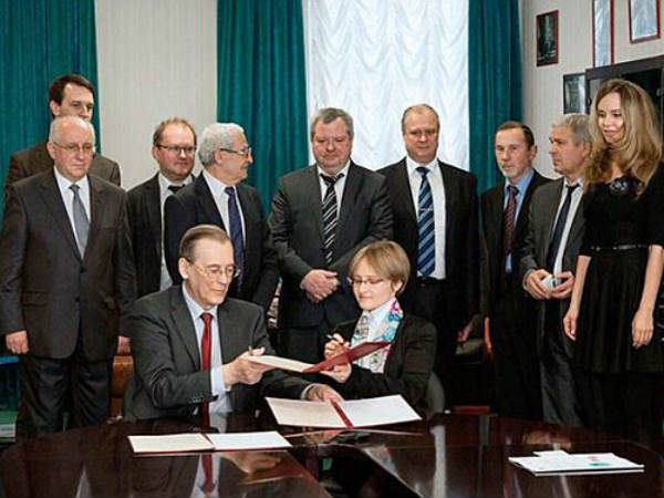 रूस में ही हुई बेटियों की पढ़ाई 