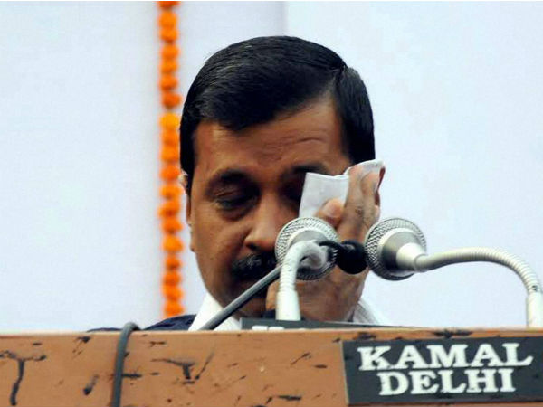 18 अक्टूबर 2011- लखनऊ में फेंका गया चप्पल