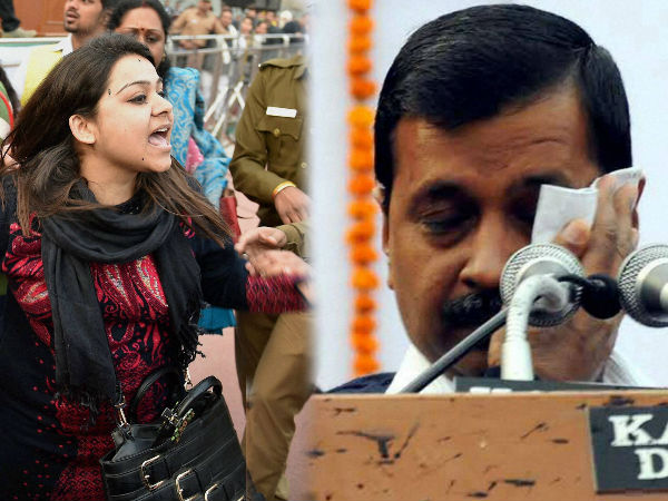  5 मार्च 2014- अहमदाबाद में केजरीवाल की गाड़ी पर पत्थर फेंके गए