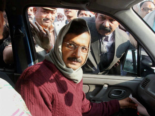 25 मार्च 2014- वाराणसी में केजरीवाल पर स्याही-अंडे फेंके गए