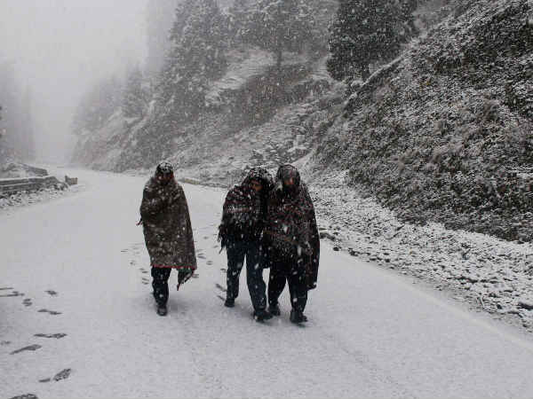 पहाड़ी इलाकों पर बर्फ