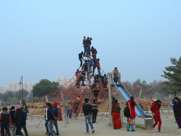 खूब मस्ती करते हैं बच्चे यहां 