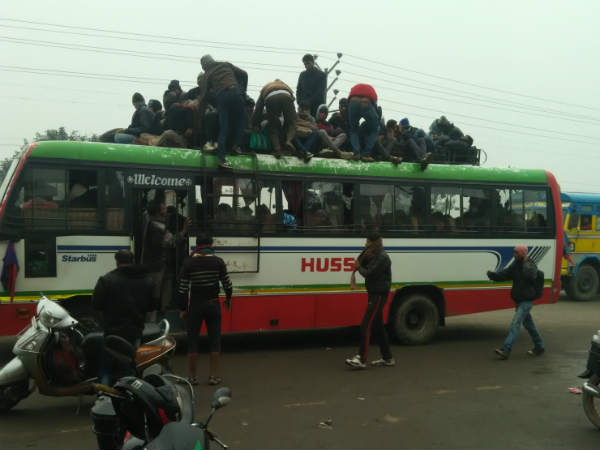 11 हजार वोल्ट से गुजरती बस 