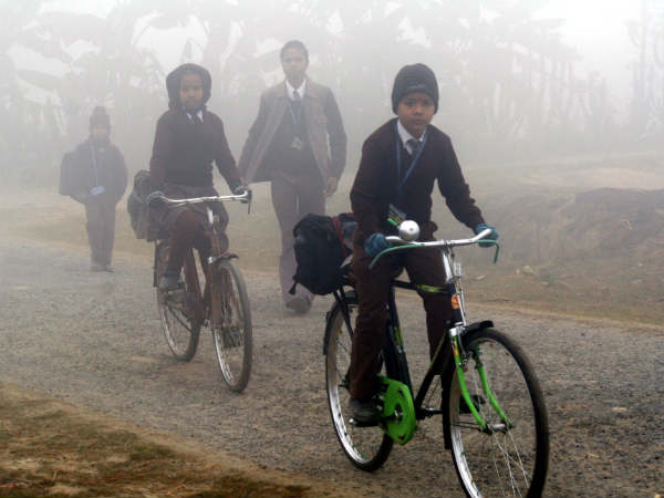 बच्चों को जाना पड़ रहा है स्कूल