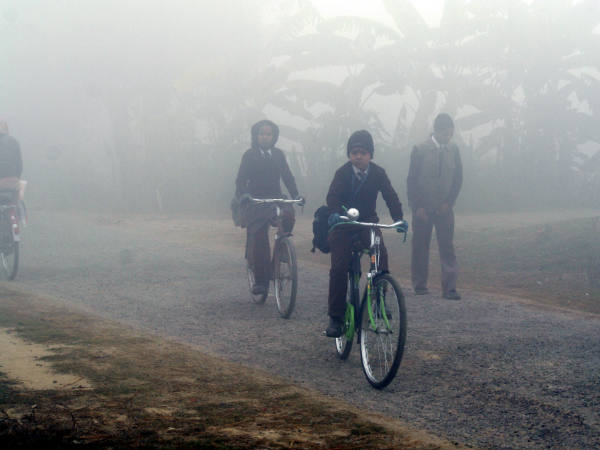 बच्चों के लिए स्कूल जाना चुनौती