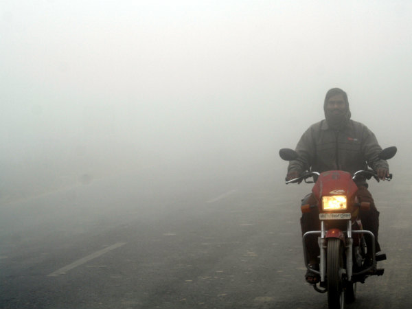 कोहरे की वजह से देखना भी मुश्किल