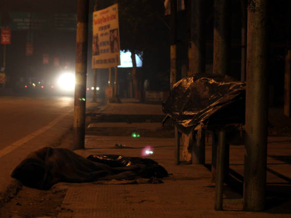 सड़कों खुले आसमान के नीचे सोते लोग