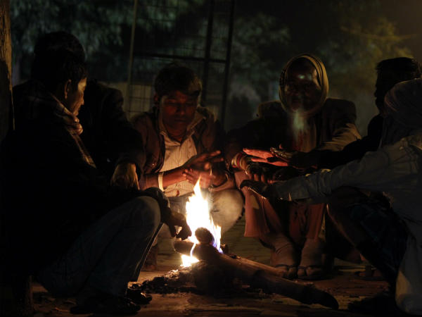 कड़ाके की ठंड में अलाव ही सहारा