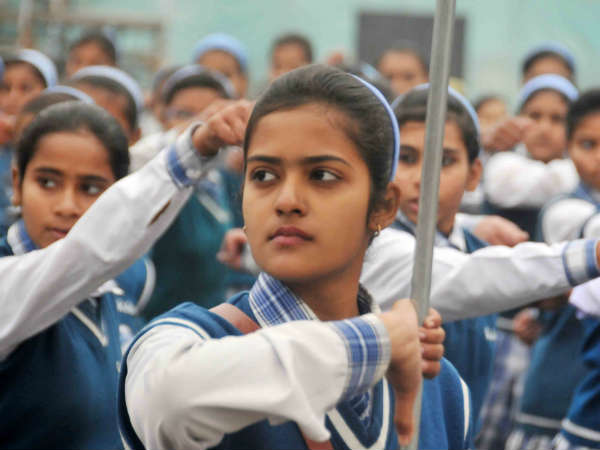 एक साथ मिलायी कदमताल