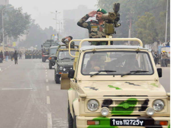 सलामी देते सेना के जवान