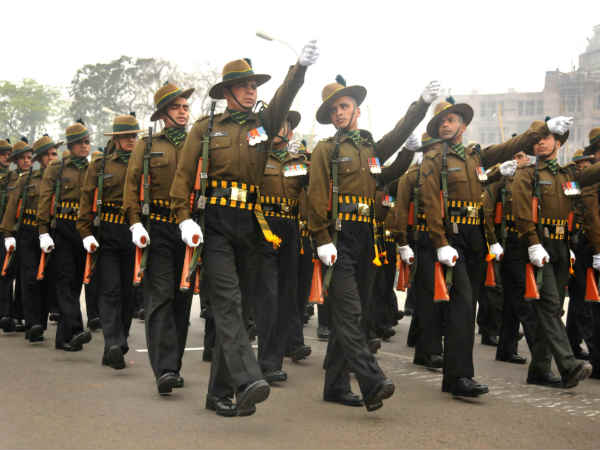 परेड करते जवान