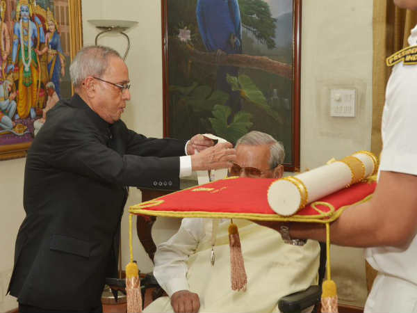 राष्‍ट्रपति करते हैं सम्‍मानित 