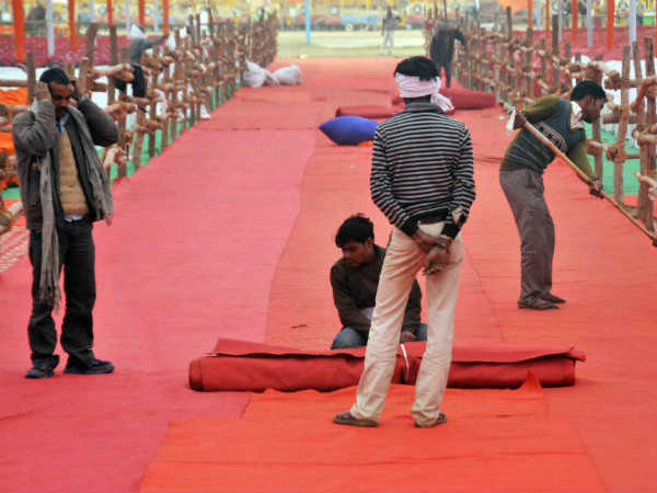रेड कॉर्पेट भी बिछाया गया है