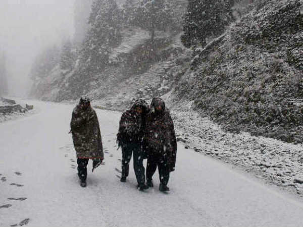 पहाड़ी इलाकों पर बर्फ