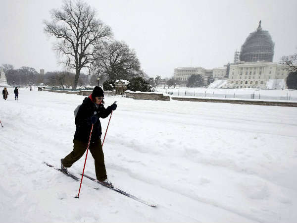 एक मीटर तक जमी बर्फ 