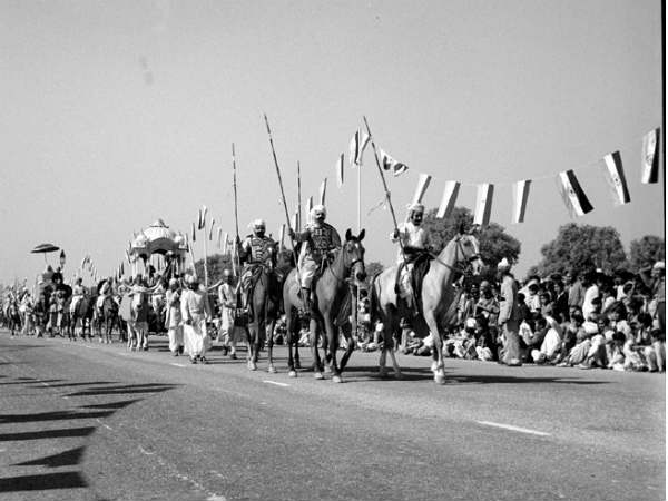 परेड करती घुडसवारी सेना 