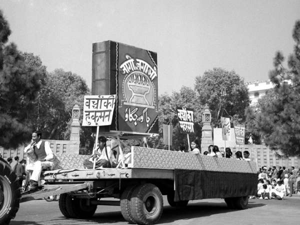 बच्चों के मदरसे का प्रदर्शन करती झांकी 