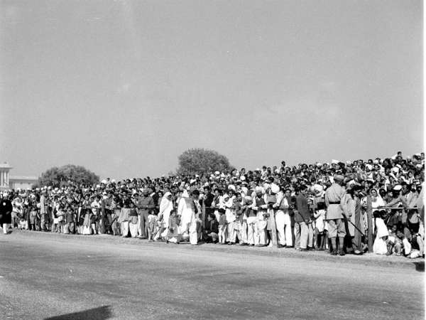 बड़ी संख्या में परेड देखते लोग