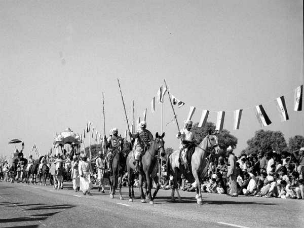 सड़कों पर सेना की परेड देखते ही बनती थी