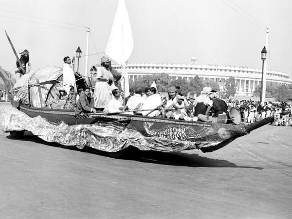 रायसीना हिल्स से निकलती झांकी