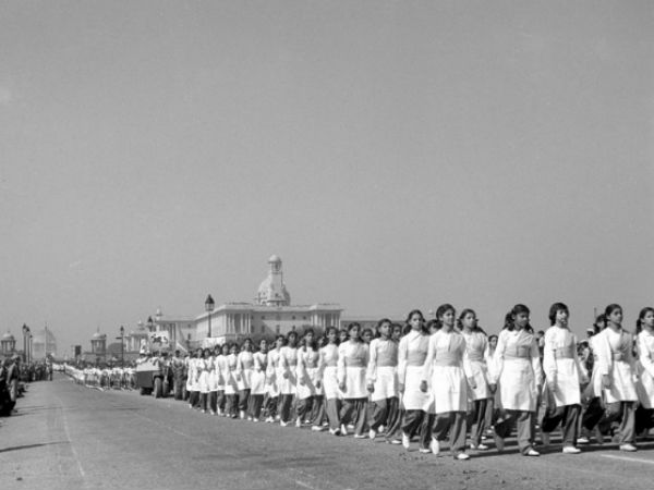 परेड में हिस्सा लेती छात्रायें 