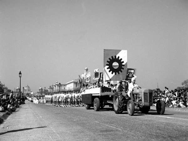 देश में सड़क औऱ परिवहन के विकास को दिखाती झांकी