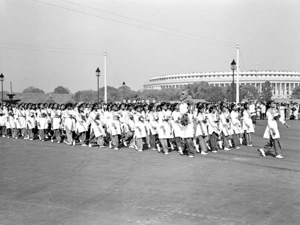 तिंरगे रंग में रंगी छात्रायें परेड करती हुई 