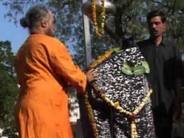 स्वयंभू मूर्ति काले रंग की