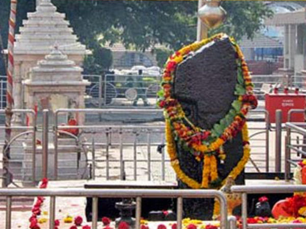 बिना छत्र धारण किए