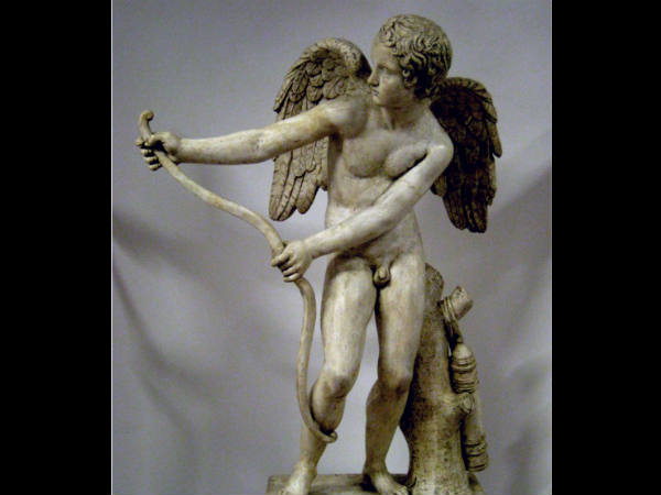 नग्न मूर्तियां देखना गवारा नहीं