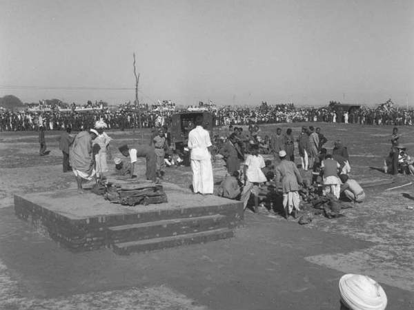 अंतिम यात्रा स्थल पर तैयारी करते लोग