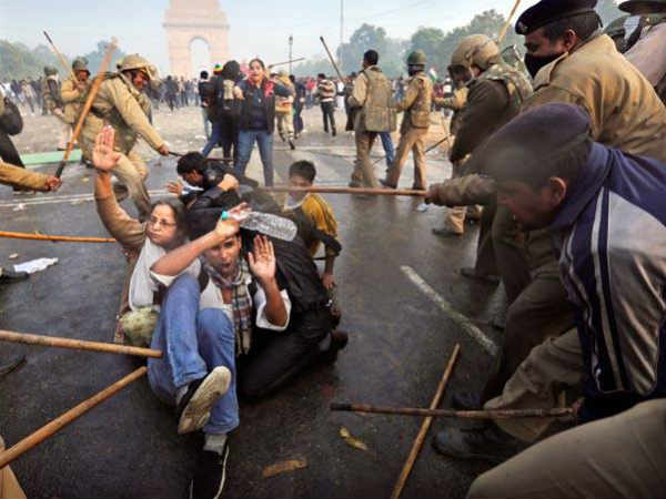 यूपी: अब पुलिस के हाथ में होगा करंट वाला डंडा, बिजली का झटका देकर अपराधियों को करेंगे कंट्रोल