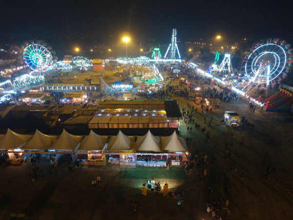 रात में महोत्सव स्थल