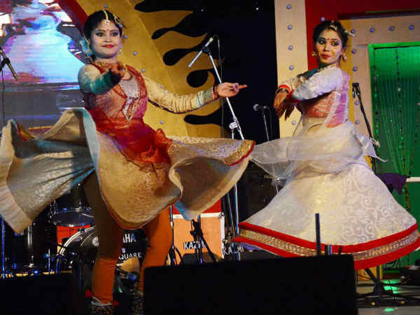 नृत्य से लोगों का समां बांधते कलाकार