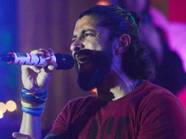 अपने गीतों से समां बांधते फरहान अख्तर