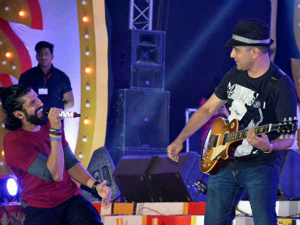 साथी कलाकार के साथ जुगलबंदी करते फरहान