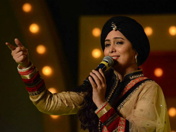 सूफी गीत की प्रस्तुति देती कलाकार