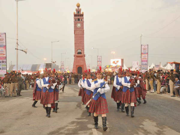 महोत्सव में परेड करती छात्रायें