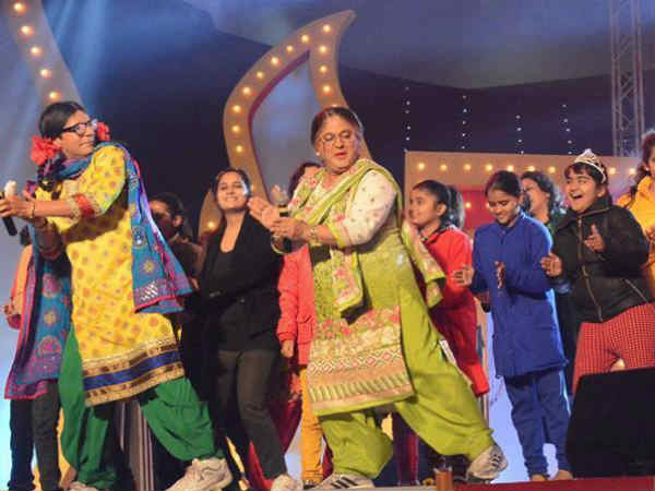 दादी और गुत्थी की मस्ती में रंगे लोग