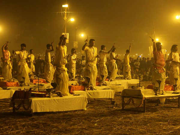 एक साथ जलते हैं सैकड़ों दीये एक साथ जलते हैं सैकड़ों दीये