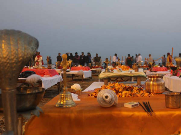 रोशनी से नहा जाता है आरती स्थल रोशनी से नहा जाता है आरती स्थल