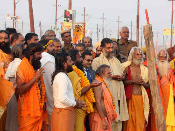 दर्जनों लोग पारंपरिक वेशभूषा में करते हैं आरती दर्जनों लोग पारंपरिक वेशभूषा में करते हैं आरती